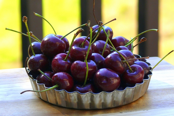 Bowl of fresh cherries.