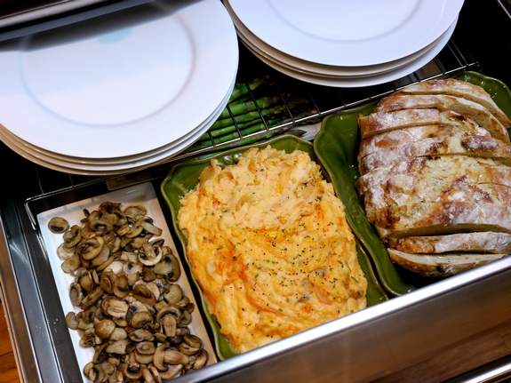 Wolf Warming Drawer with food