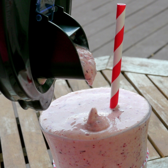 Cranberry Vanilla Cinnamon Smoothie no drip pour spout