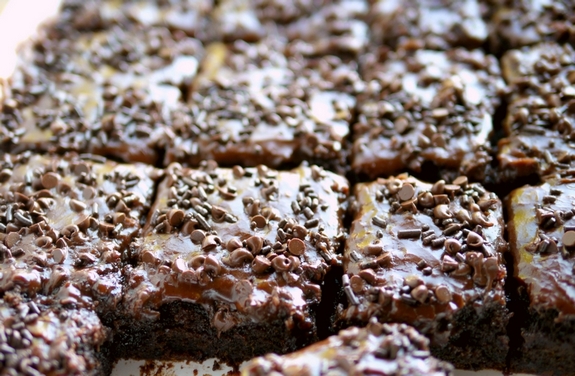 Gooey Rootbeer Chocolate Chip Cake just wow