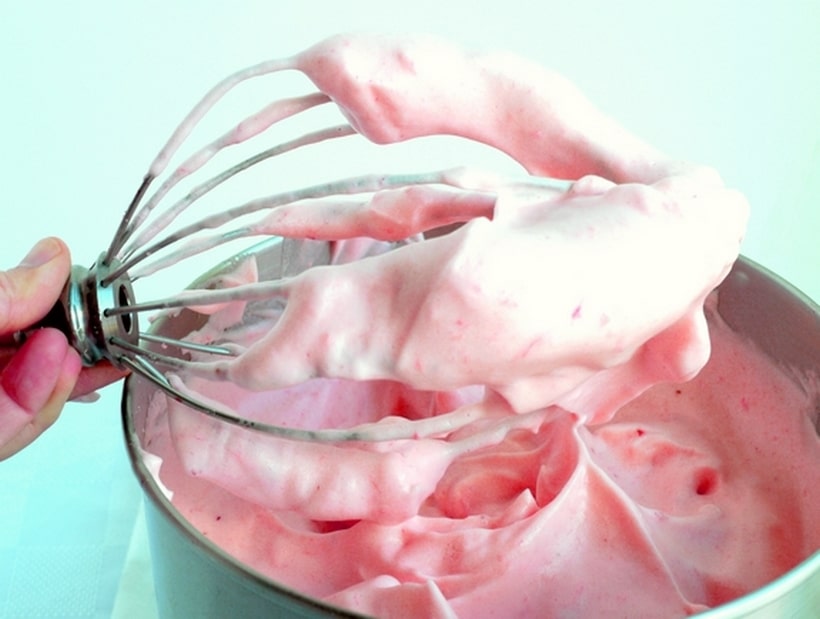 We are all so used to chocolate mousse, it honestly never dawned on me to try a different flavor. And trust me, I do love my chocolate mousse, but sometimes we all love to give something different a try. Strawberry mousse and a whisking mixer attachment.