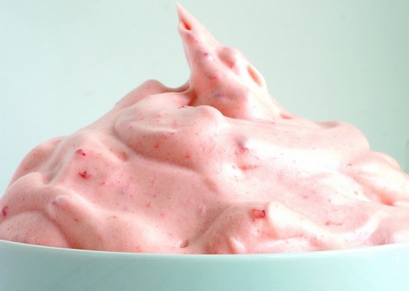 We are all so used to chocolate mousse, it honestly never dawned on me to try a different flavor. And trust me, I do love my chocolate mousse, but sometimes we all love to give something different a try. A bowl of strawberry mousse.