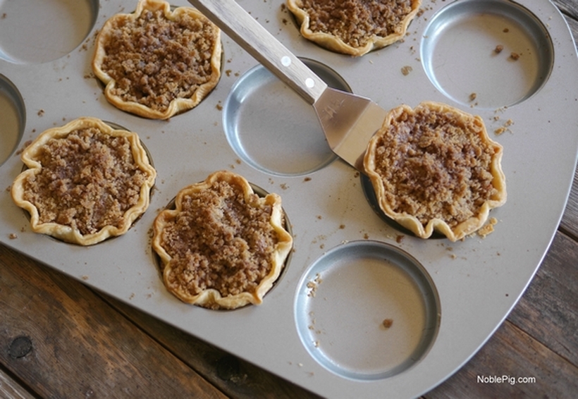 Pie skills are NOT necessary for these adorable MINI APPLE CRUMBLE PIES. They are sized perfectly to enjoy after a big meal. #noblepig #pie #minidesserts #holidaydessert #appledesserts #applepie