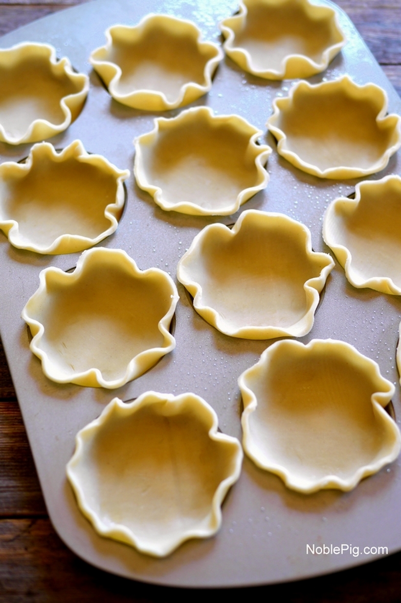 Pie skills are NOT necessary for these adorable MINI APPLE CRUMBLE PIES. They are sized perfectly to enjoy after a big meal. #noblepig #pie #minidesserts #holidaydessert #appledesserts #applepie