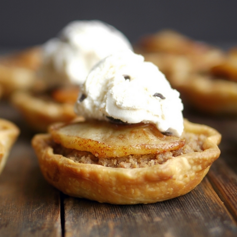 Pie skills are NOT necessary for these adorable MINI APPLE CRUMBLE PIES. They are sized perfectly to enjoy after a big meal. #noblepig #pie #minidesserts #holidaydessert #appledesserts #applepie