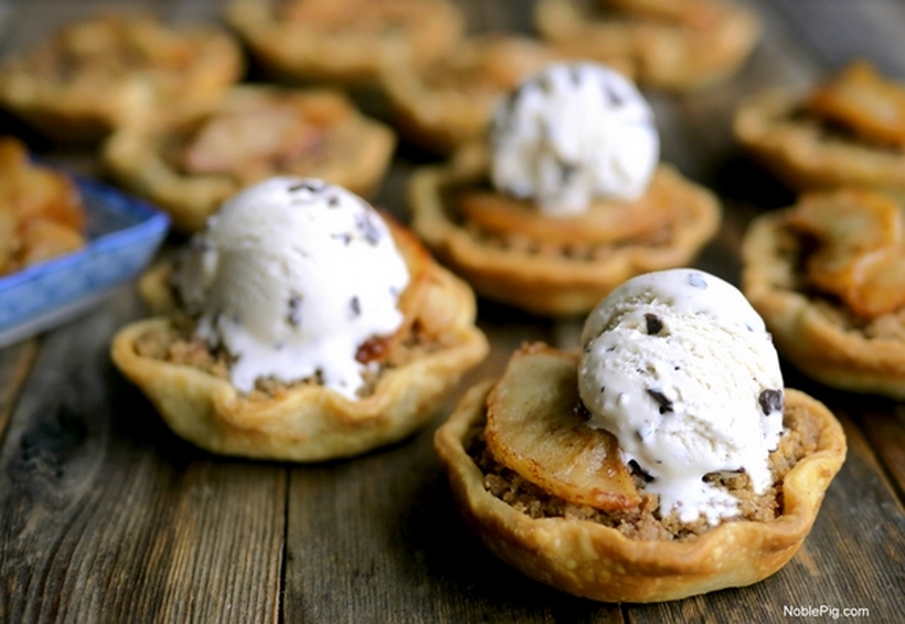 Pie skills are NOT necessary for these adorable MINI APPLE CRUMBLE PIES. They are sized perfectly to enjoy after a big meal. #noblepig #pie #minidesserts #holidaydessert #appledesserts #applepie