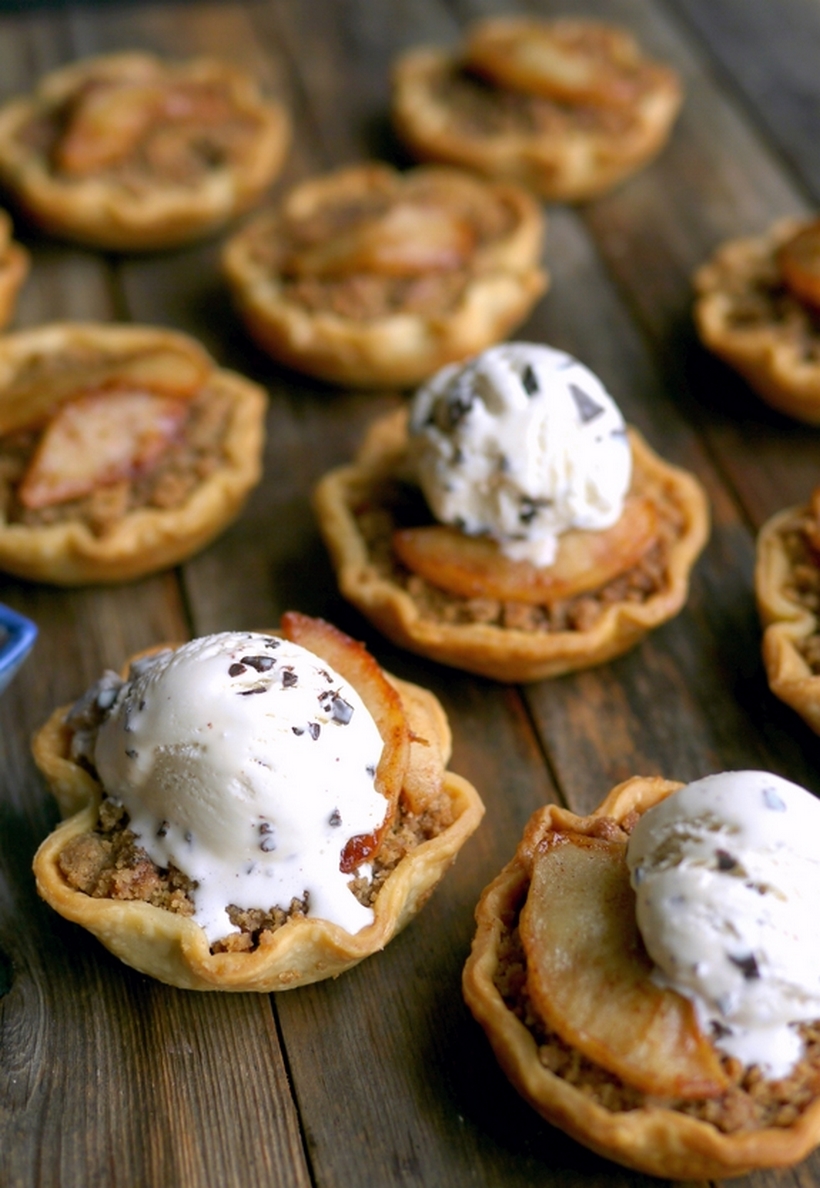 Pie skills are NOT necessary for these adorable MINI APPLE CRUMBLE PIES. They are sized perfectly to enjoy after a big meal. #noblepig #pie #minidesserts #holidaydessert #appledesserts #applepie