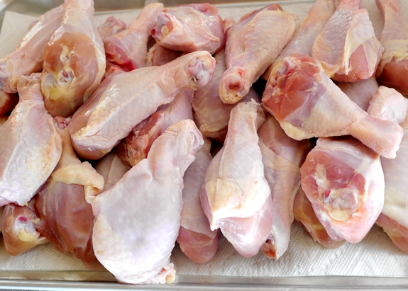 Video + Recipe: These Potato Chip-Bisquick Oven "Fried" Drumsticks are crispy, crunchy and delicious without ever getting out the fryer. It's delicious right out of the oven and throughout the week for leftovers from NoblePig.com. #noblepig #friedchicken #chicken #picnicrecipes #potatochips