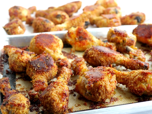 Video + Recipe: These Potato Chip-Bisquick Oven "Fried" Drumsticks are crispy, crunchy and delicious without ever getting out the fryer. It's delicious right out of the oven and throughout the week for leftovers from NoblePig.com. #noblepig #friedchicken #chicken #picnicrecipes #potatochips