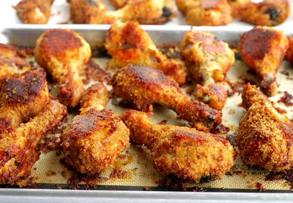 Video + Recipe: These Potato Chip-Bisquick Oven "Fried" Drumsticks are crispy, crunchy and delicious without ever getting out the fryer. It's delicious right out of the oven and throughout the week for leftovers from NoblePig.com. #noblepig #friedchicken #chicken #picnicrecipes #potatochips