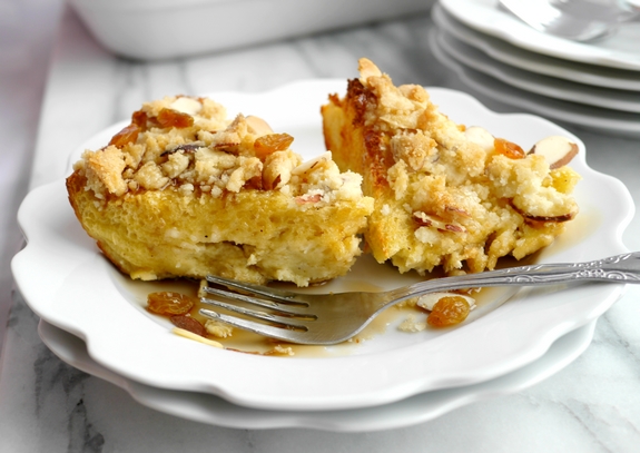 VIDEO + RECIPE: I can't think of a better way to wake up than with this Streuseled Overnight French Toast. You will appreciate how easy such a wonderful tasting breakfast is to put together. Enjoy it for Sunday brunch or a holiday meal. If there are any leftovers, they taste great too, from NoblePig.com. #noblepig #mothersday #frenchtoast #breakfast #overnightfrenchtoast