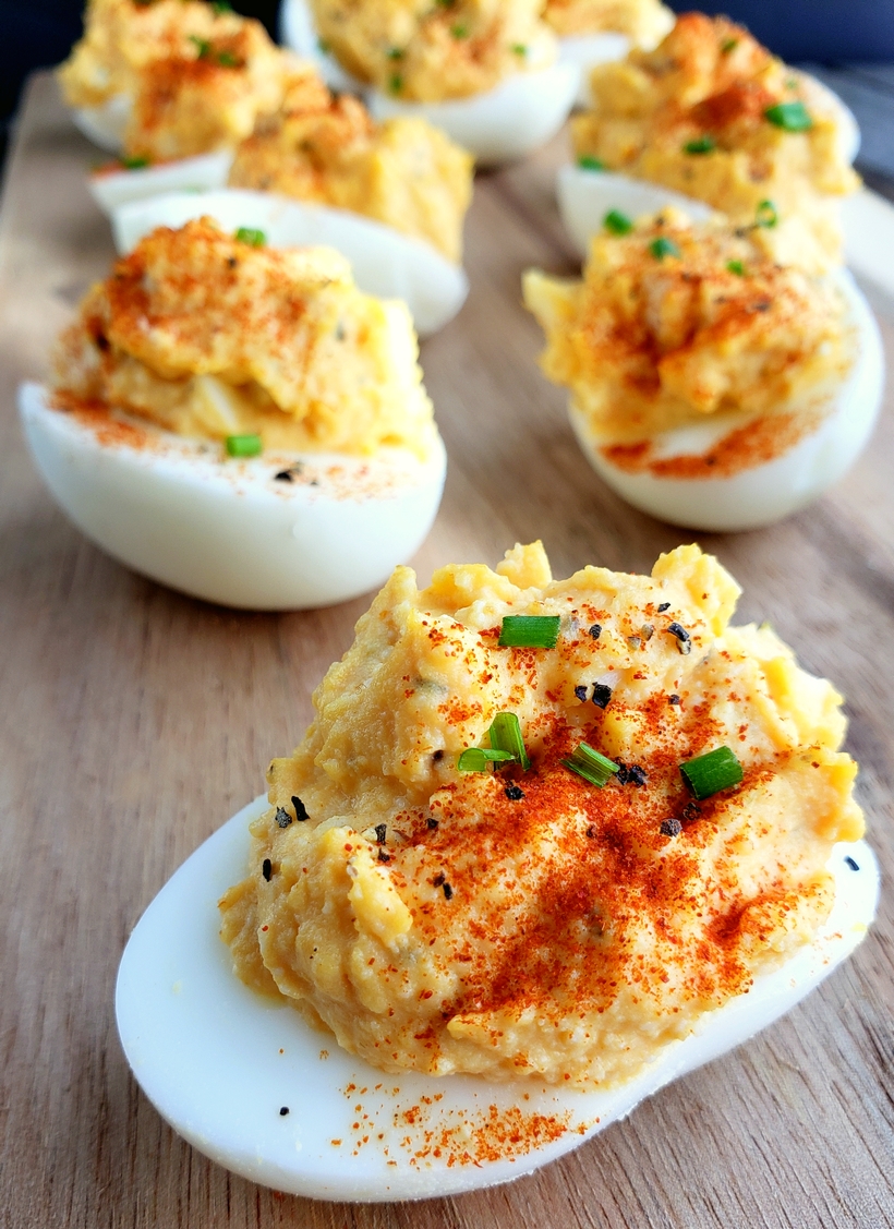 Add a little spice to the appetizer table with these Sriracha Mayo Deviled Eggs. This is a zesty, creamy and splurge-worthy treat you'll want to serve at every event! #noblepig #sriracha #eggs #devliedeggs