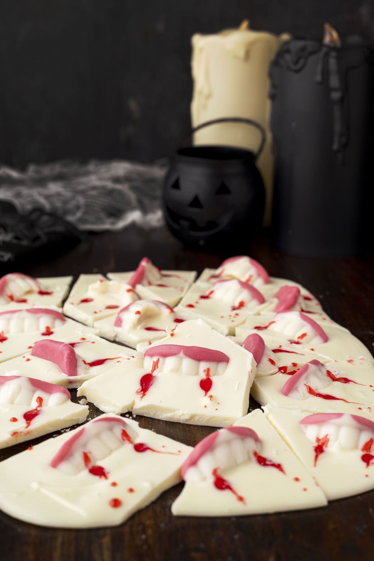 This spooky vampire chocolate Halloween bark is all about smooth white chocolate with a spooky red drizzle and gummy vampire fangs. It’s a simple, fun treat that’s perfect for Halloween, and just as easy as it is eye-catching. chocolate bark Halloween