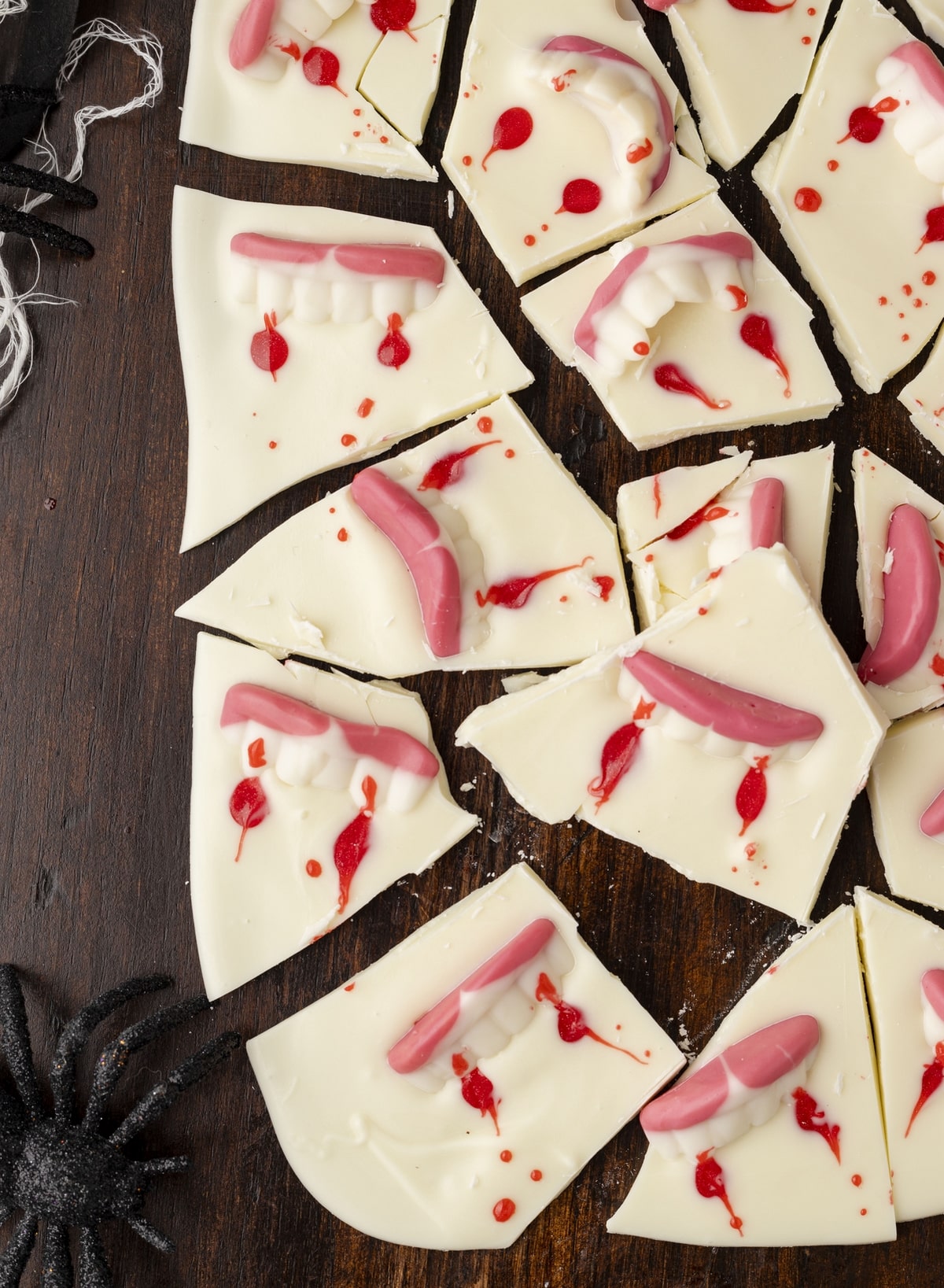 This spooky vampire chocolate Halloween bark is all about smooth white chocolate with a spooky red drizzle and gummy vampire fangs. It’s a simple, fun treat that’s perfect for Halloween, and just as easy as it is eye-catching. vampire fangs chocolate bark