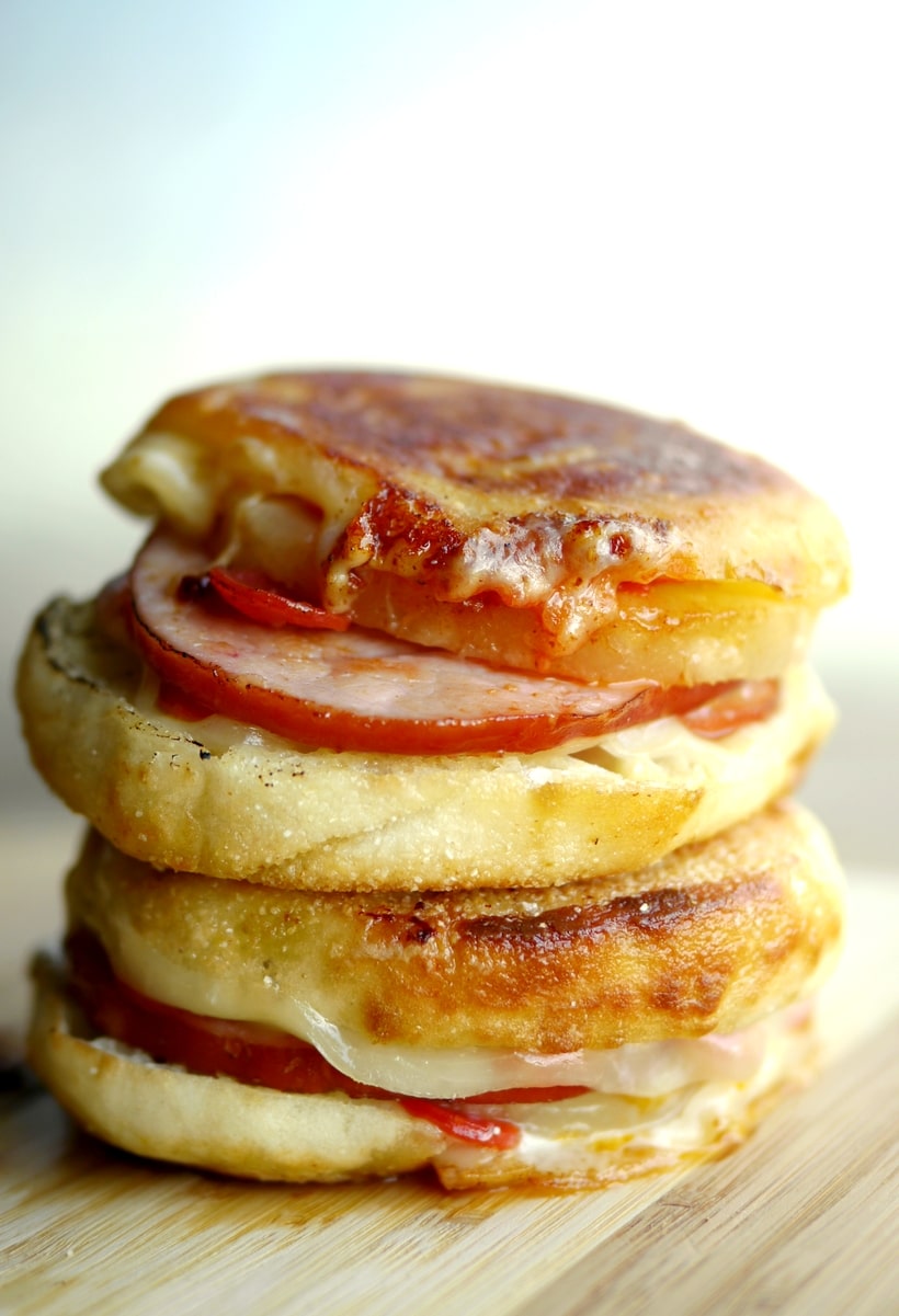 Everything you love in Hawaiian Pizza stuffed into a yummy grilled cheese sandwich. hawaiian pizza grilled cheese