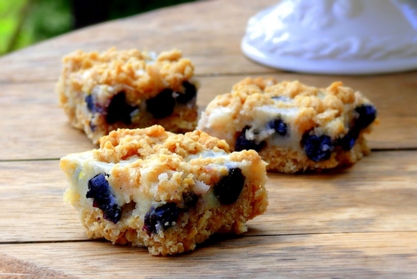 The creamy filing in these oat bars get you ever time. blueberry lemon oatmeal bars