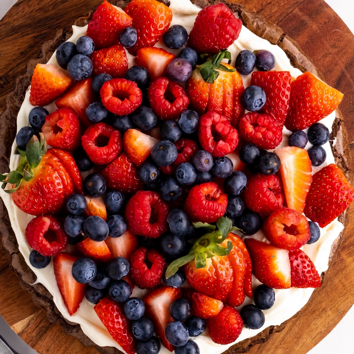 brownie fruit pizza with cream cheese frosting and fresh fruit