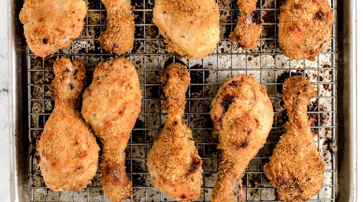 Crispy Baked Chicken Drumsticks crispy baked chicken drumsticks coated in panko cooling on a wire rack after baking
