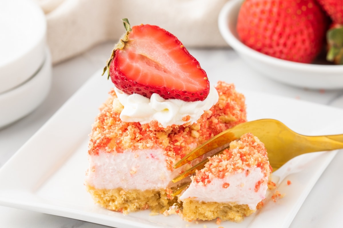 Strawberry crunch cheesecake bars to be enjoyed. strawberry crunch cheesecake dessert bars