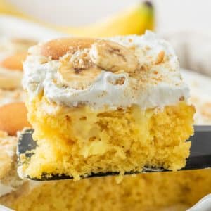 banana pudding poke cake