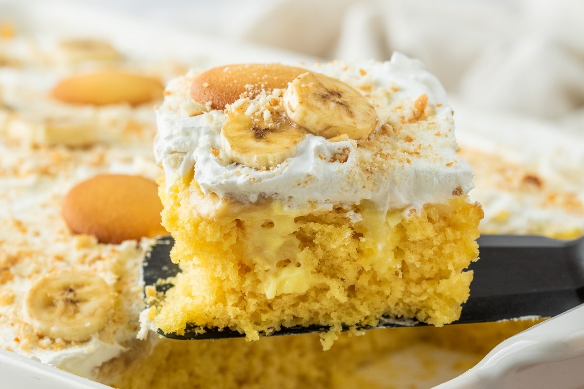 The perfect dessert for banana lovers: banana pudding poke cake. This heavenly treat combines creamy pudding, moist cake, and sweet bananas. Banana pudding poke cake