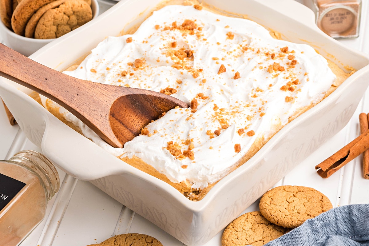 No bake pumpkin cake with gingersnaps topped with whipped cream