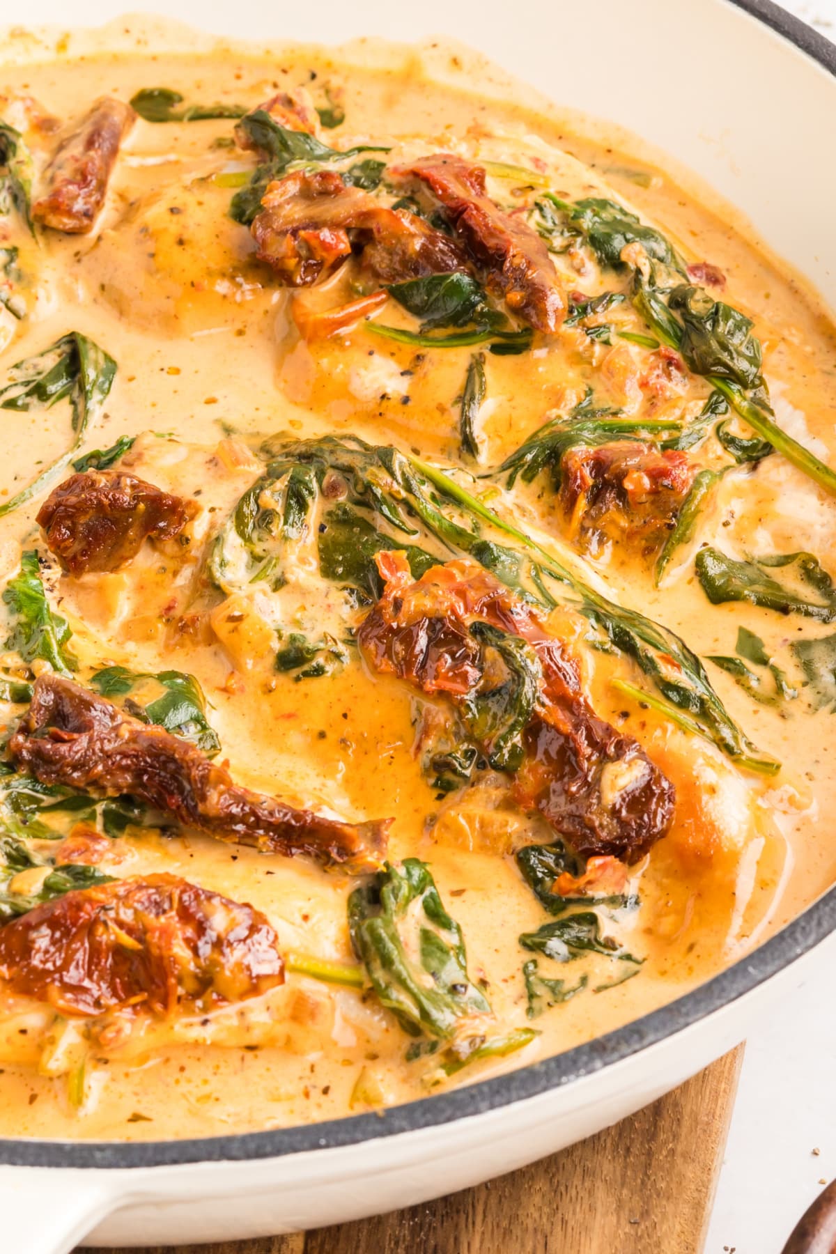 creamy chicken with sun-dried tomatoes and spinach creamy chicken with sun-dried tomatoes and spinach in parmesan sauce close up