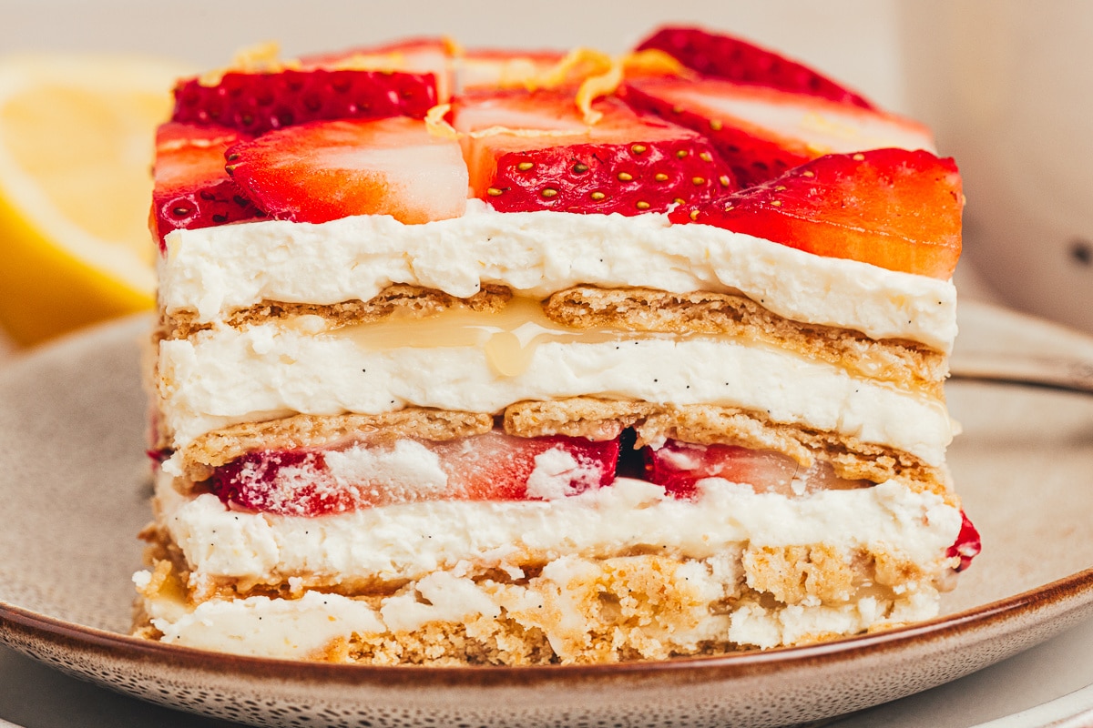 No-Bake Strawberry Lemon Icebox Cake with mascarpone cream and lemon curd layers No-Bake Strawberry Lemon Icebox Cake with mascarpone cream, lemon curd, strawberries, and softened graham cracker layers.