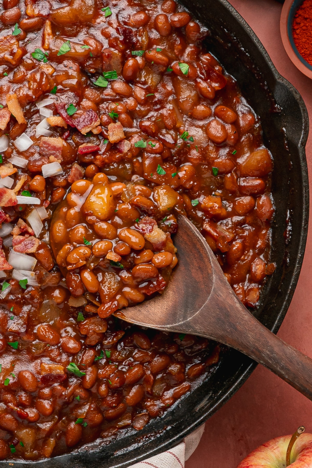 Apple Pie Baked Beans with Bacon and Apples Apple pie baked beans with bacon and apples in a cast-iron skillet